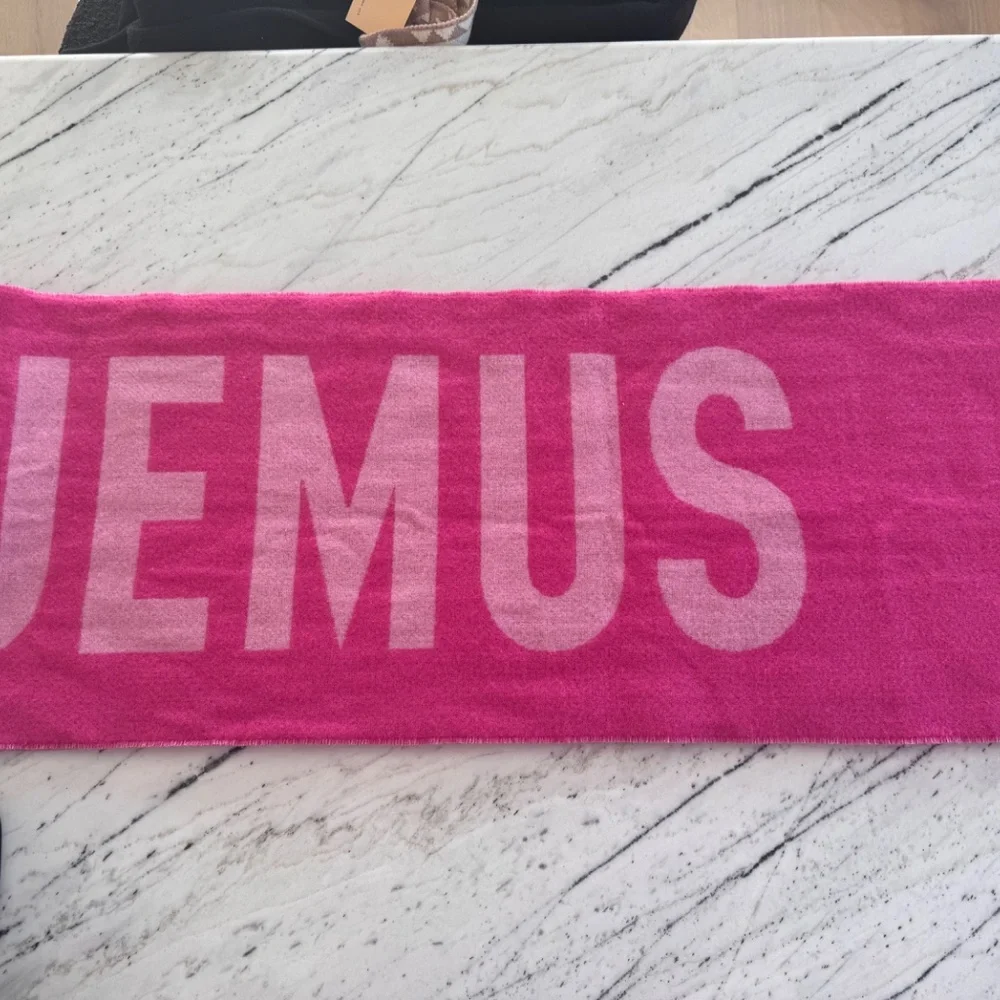 The Jacquemus scarf - Picture 6 of 6
